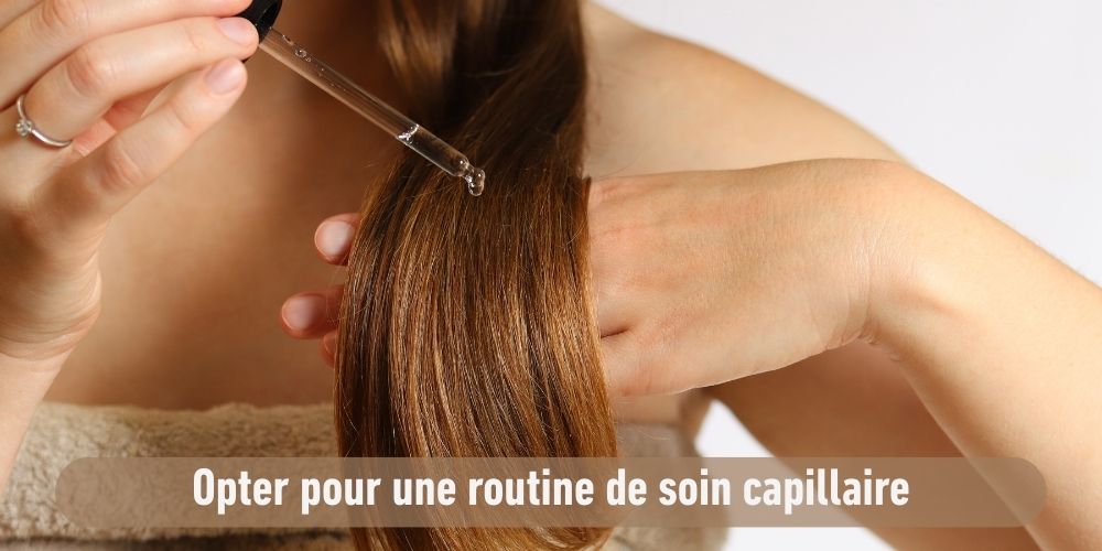 Image d'une femme montrant la pointe de ses cheveux blonds en tenant par la main une mèche et en tirant de l'autre main pour tester l'élasticité de la fibre capillaire. 